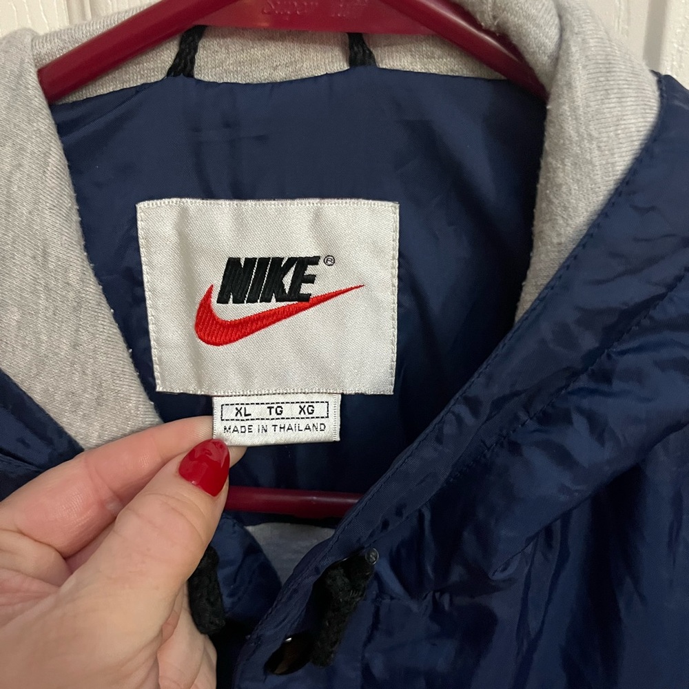 Vintage Nike Men's Deep Blue Hooded Windbreaker - Picture 2 of 5